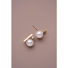 Load image into Gallery viewer, Pearl Gold-Plated Classic Necklace &amp; Earrings Set
