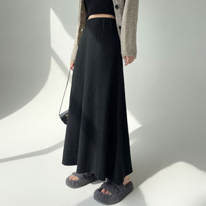 Black knitted pleated high-waisted A-line umbrella skirt with large hem