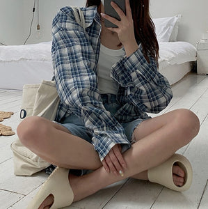 Blue and white plaid lazy long-sleeved sunscreen shirt