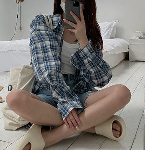 Blue and white plaid lazy long-sleeved sunscreen shirt