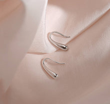 Load image into Gallery viewer, Classy Series s925 Silver Droplet Set
