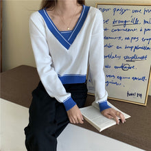Load image into Gallery viewer, 实拍2022秋季新款女装上衣V领法式复古假两件短款针织衫
