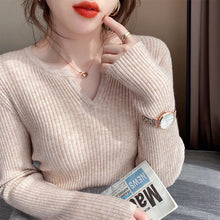 Load image into Gallery viewer, v领毛衣女2022年早秋新款洋气打底衫内搭针织衫春秋修身长袖上衣
