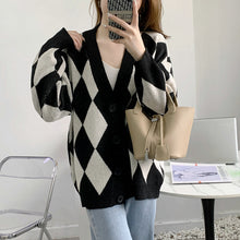 Load image into Gallery viewer, 实拍2022秋冬新款女士菱形简约宽松开衫慵懒风V领毛衣外套针织女

