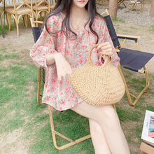 Load image into Gallery viewer, 2022夏季韩版宽松v领灯笼袖高端碎花棉麻衬衫娃娃衫上衣女
