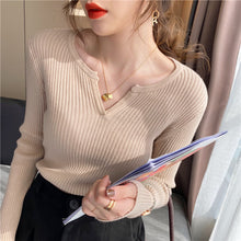 Load image into Gallery viewer, v领毛衣女2022年早秋新款洋气打底衫内搭针织衫春秋修身长袖上衣
