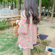 Load image into Gallery viewer, 2022夏季韩版宽松v领灯笼袖高端碎花棉麻衬衫娃娃衫上衣女
