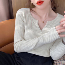 Load image into Gallery viewer, v领毛衣女2022年早秋新款洋气打底衫内搭针织衫春秋修身长袖上衣
